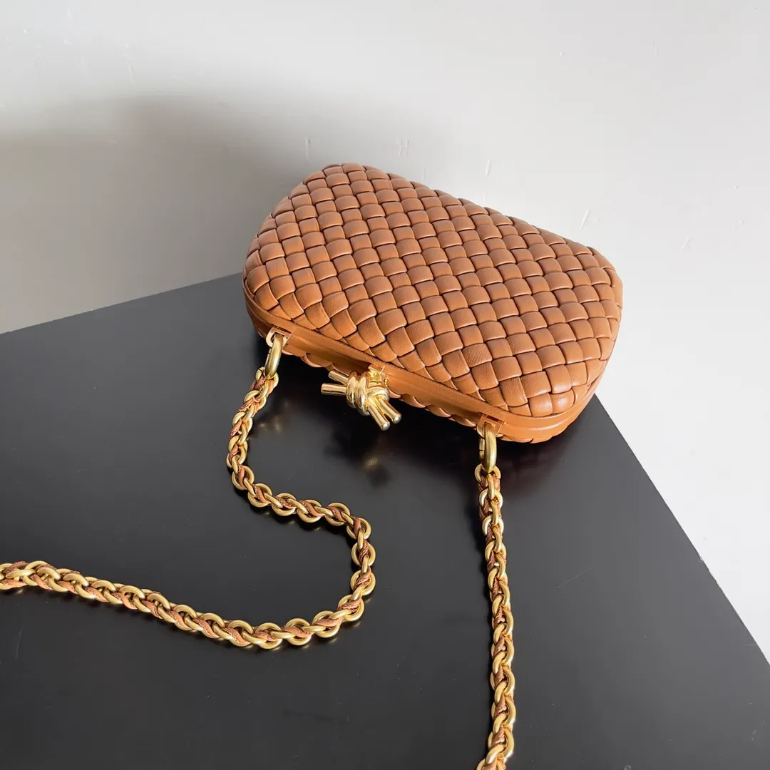Batch 2260 BOTTEGA VENETA KNOT evening bag chain version for women is now on the market! Delicate and elegant, soft and powerful, this bag is definitely a representative of intellectual women. As an evergreen model of BV, the blessing of the chain is the icing on the cake. The classic weaving once again interprets the unique craftsmanship (the chain can be disassembled separately). Style number: 776662 Size: 19*11.5*5cm